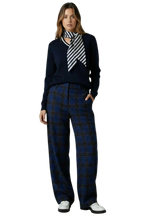 THE CLASSIC V-NECK SWEATER NAVY